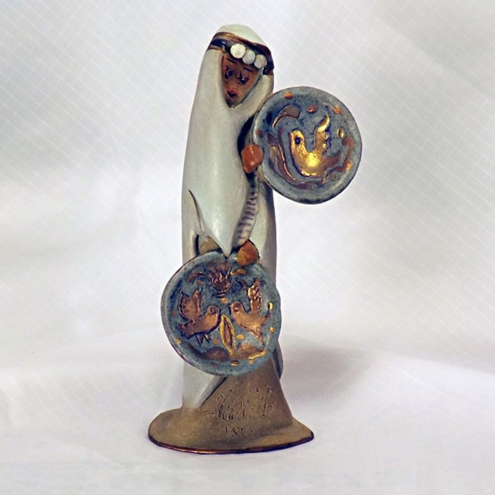 5 3/4" Ceramic Statue of a Woman in Native Dress W/Plates